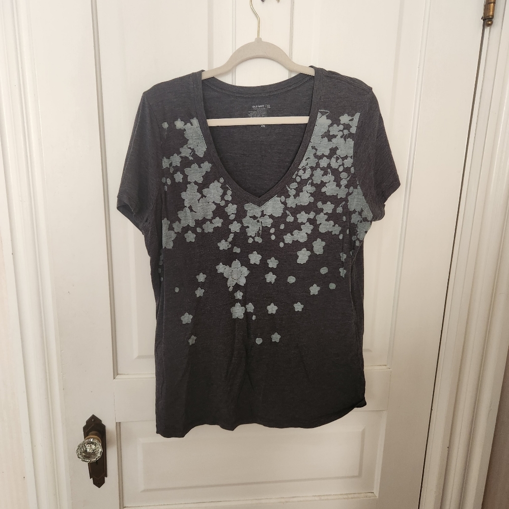 Old Navy women's tee size XL, dark grey with light grey floral detail
